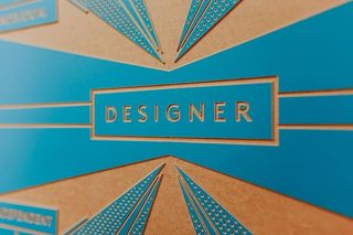 蓝色背景上的设计师工作流程图