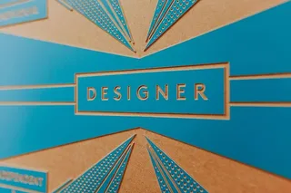 蓝色背景上的设计师工作流程图