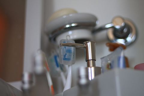 白色牙刷，卫生，口腔卫生，清洁，个人卫生，牙刷，浴室，洗手盆