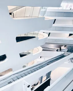 两个人在建筑物内部的楼梯上行走 两个人在建筑物内部的楼梯上行走
