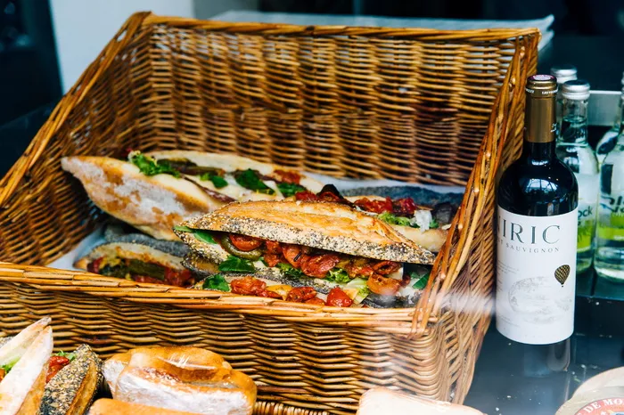 棕色编织篮子上的会所三明治