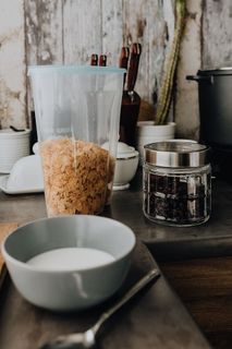 厨房橱柜里装谷物的容器