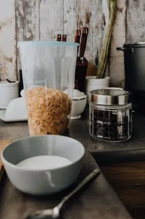 厨房橱柜里装谷物的容器