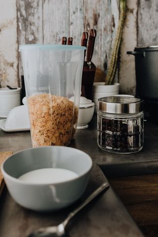 厨房橱柜里装谷物的容器