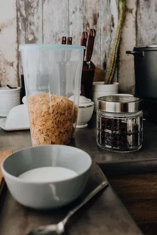 厨房橱柜里装谷物的容器