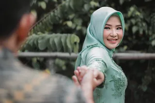 与另一个人牵手的女人