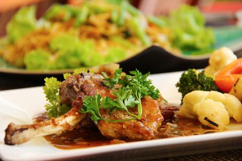 熟的、肉、菠菜、盘子、度假村、美味、美味、羊排 熟的、肉、菠菜、盘子、度假村、美味、美味、羊排