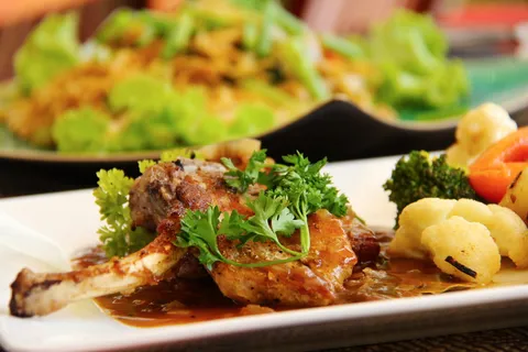 熟的、肉、菠菜、盘子、度假村、美味、美味、羊排 熟的、肉、菠菜、盘子、度假村、美味、美味、羊排