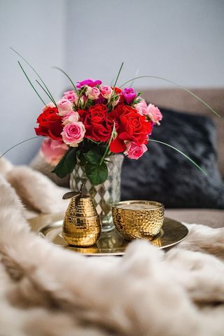 一束鲜花和蜡烛