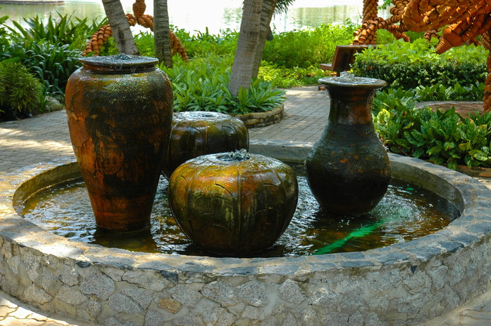 花瓶，水，喷泉，水，喷泉，白天，户外，无人，瓶子