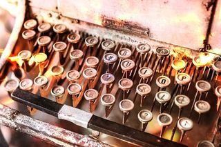 复古棕色打字机的特写照片