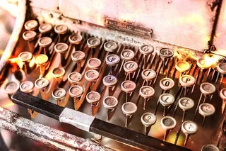 复古棕色打字机的特写照片