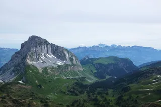 白天在蓝天下拍照的人