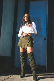 穿着白色衬衫和迷你裙的女人