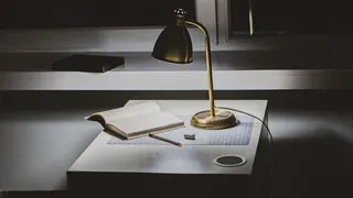 打开书桌上的金色台灯