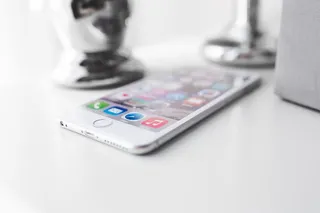 白色办公桌上的苹果iPhone 6 Plus