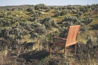 绿草场上的棕色木凳