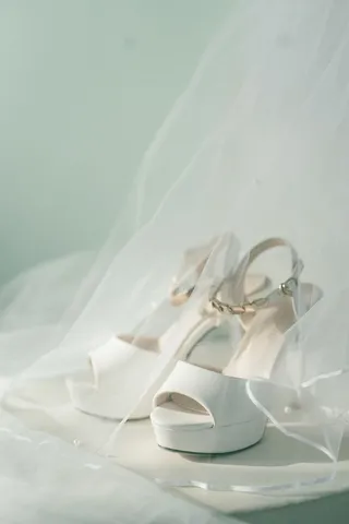 白色露趾背带高跟凉鞋，外裹白色面纱