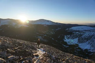 走在石头覆盖的山上的人