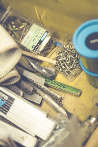 蓝色锡罐附近的不锈钢螺钉