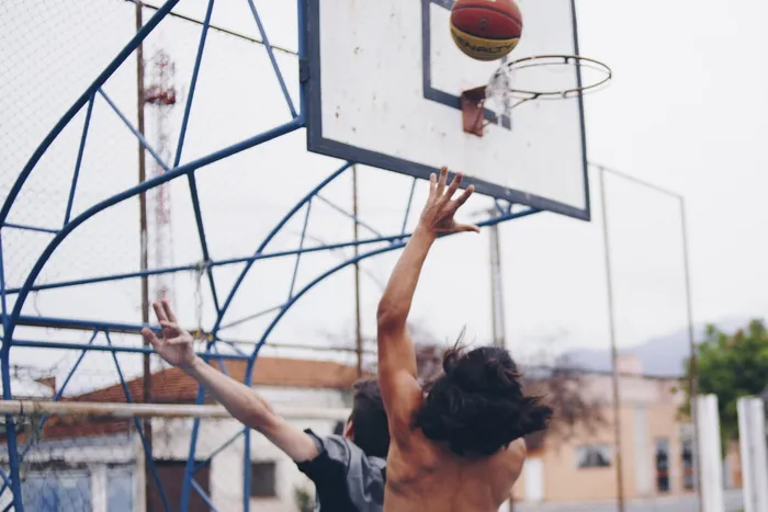 白天打篮球的人