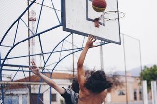 白天打篮球的人