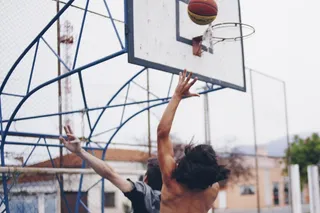 白天打篮球的人