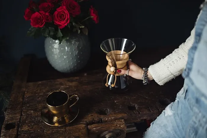 享受一杯精心调制的咖啡，和一只狗玩耍