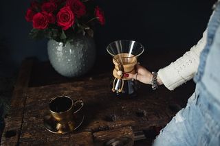 享受一杯精心调制的咖啡，和一只狗玩耍