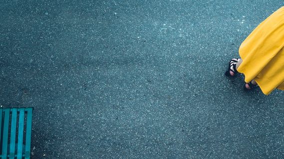 穿黄色褶裙的人