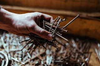 车间里的工具、钉子和螺栓