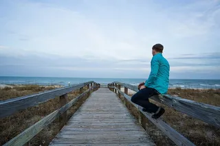 海滩、木板路、草地、景观、休闲、人、海洋、户外