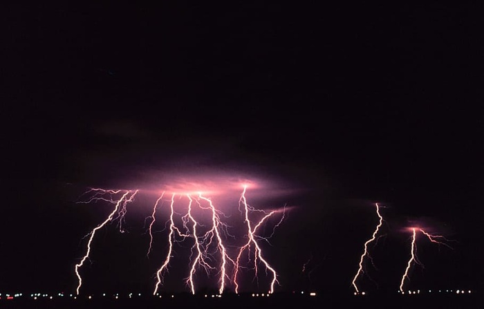 夜间紫色雷雨