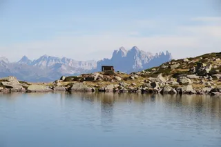 白天岩石附*静的水体