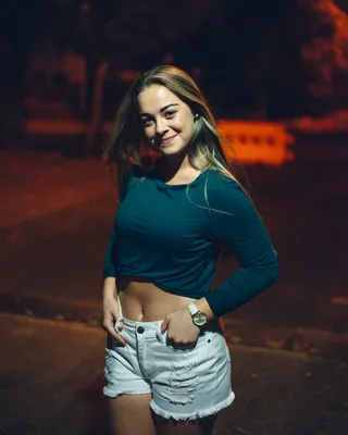 夜间微笑的女人