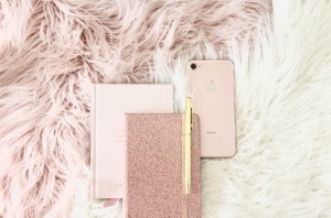 金色iPhone 8旁边的书