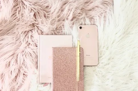 金色iPhone 8旁边的书 金色iPhone 8旁边的书