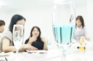 香槟，聚会，蓝色香槟，饮料，点心，女人，杯子，聚焦前景