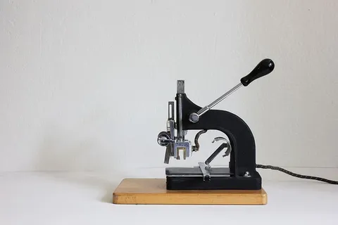 白色表面上的黑色金属工具