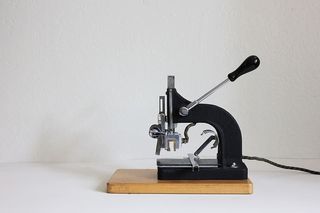 白色表面上的黑色金属工具