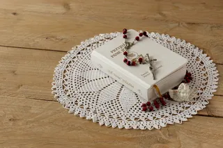 小垫子上书本顶部的念珠