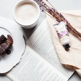 白色和粉色花卉软管