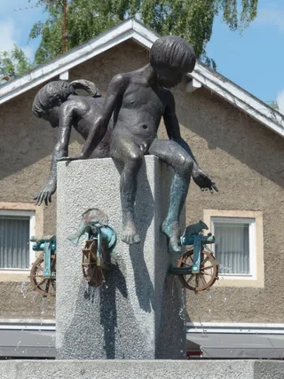 喷泉、freilassing、市中心、步行区、雕塑、男孩、女孩、水车