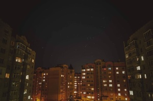 在夜间拍摄棕色和灰色的高层建筑照片