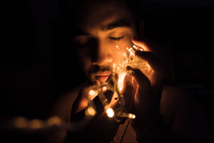 举着圣诞灯的男子的特写照片