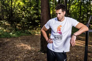 男子穿着白色圆领T恤