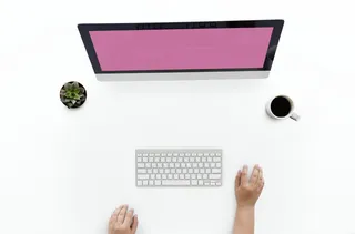 白色和灰色魔术键盘