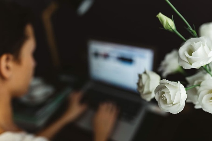 在家庭办公室使用笔记本电脑的女性