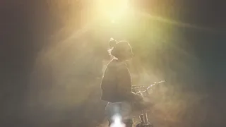 站在自行车旁边的女人