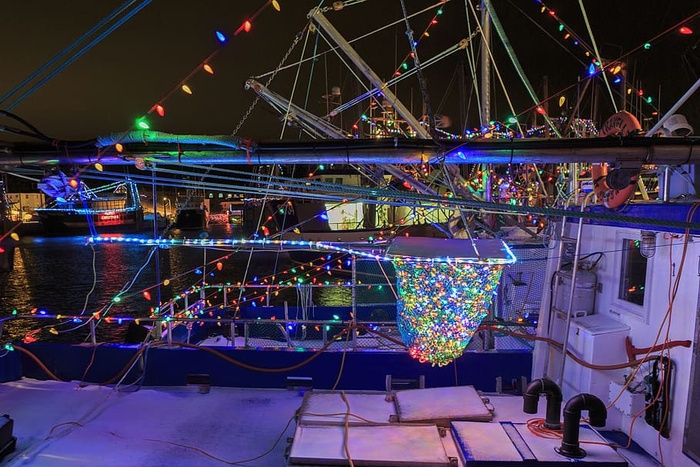 加拿大纽芬兰和拉布拉多德格雷夫港——2017年12月22日。2017年12月22日，在德格雷夫港拍摄的夜晚用灯光庆祝圣诞节的渔船。